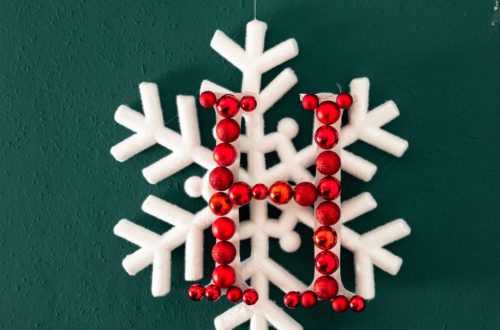 DIY Schneeflocken Türkranz, DIY Initial Türkranz, Tür Kranz selber basteln mit Initial für weihnachten, weihnachtsdeko selber machen ideen