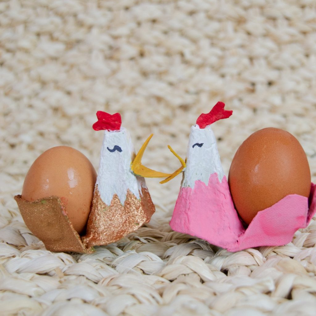 Eierbecher basteln für Ostern Upcycling Idee für Eierschachteln - DIY Eierbecher Huhn basteln für Ostern mit Kinder
