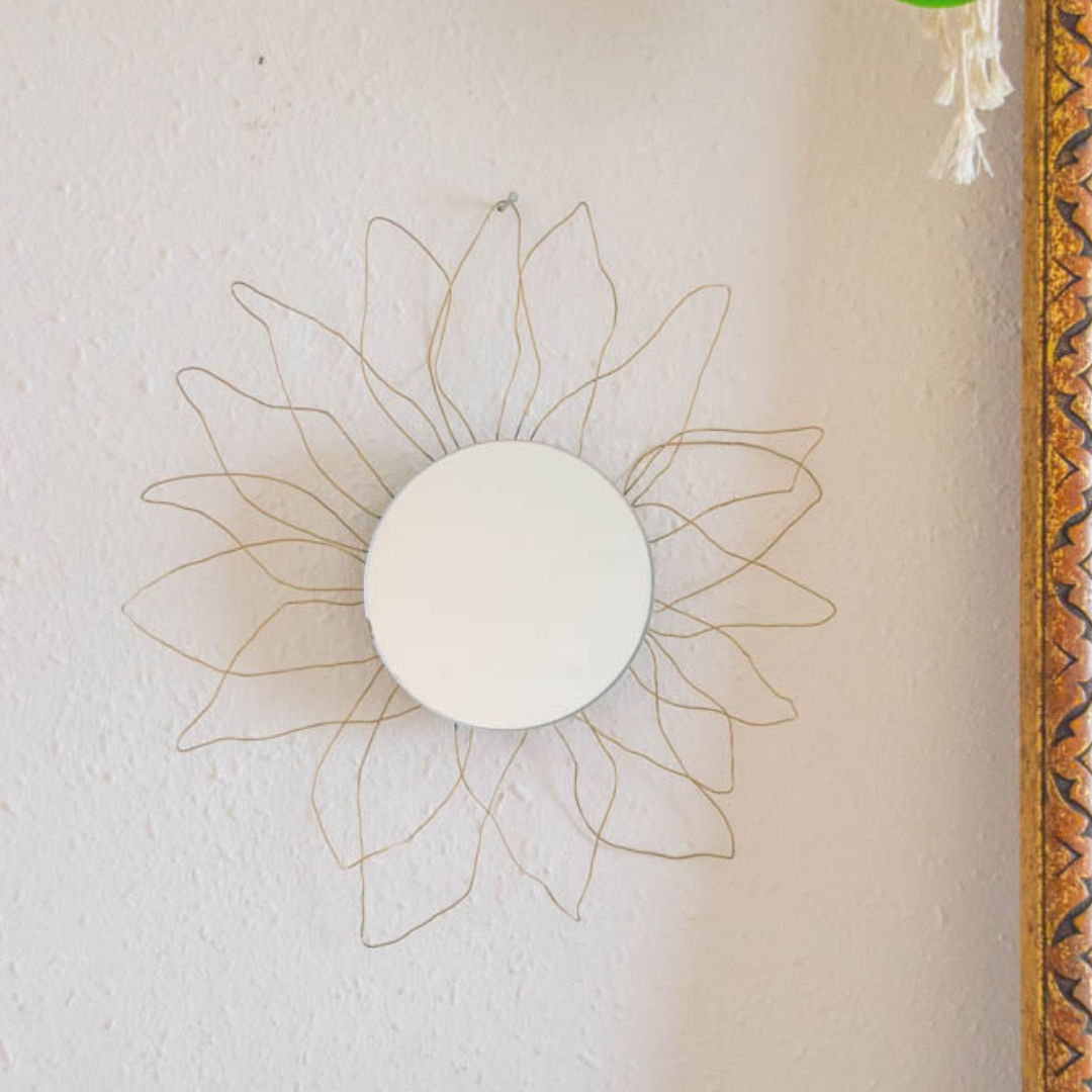 DIY Spiegel "starburst" DIY Spiegel rund | Modernen starburst Spiegel basteln in gold, so leicht kannst du deine Spiegel verschönern. Boho Spiegel in Blumenform basteln | Interior Trend