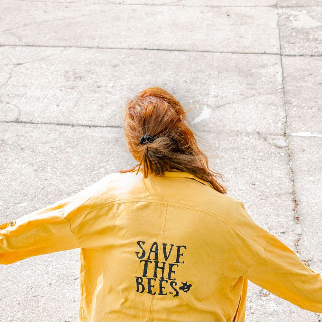 DIY Print “save the bees” – So bedruckst du Kleidung selbst