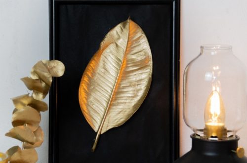 DIY Wanddeko in gold aus Naturmaterialien basteln. goldenes Blatt auf schwarzen Hintergrund eingerahmt in Bilderrahmen.