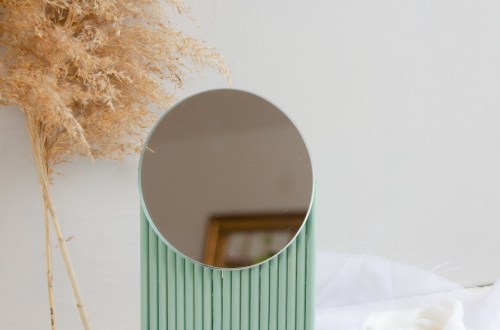DIY Spiegel: Moderner Spiegel auf grünen Rundhölzern mit Halbkreis Form DIY Blog Anleitung