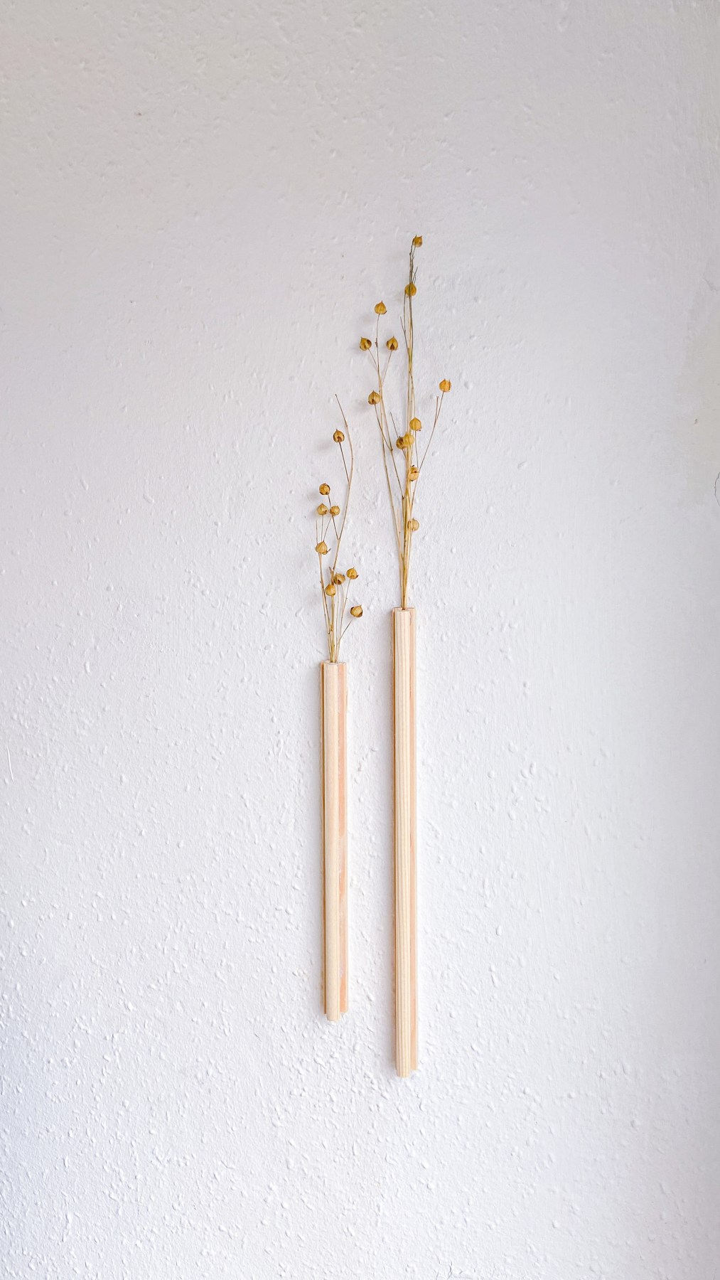 minimalistische DIY Wandvase aus Holz im Japandi Stil befüllt mit Trockengras / Trockenblumen Juliatothefullest DIY Blog 