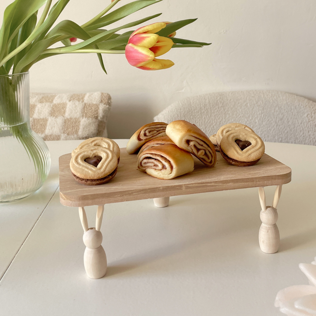 DIY Oster-Etagere aus kleinen Holzfigur Hasen und einem unbehandeltem Holzbrett